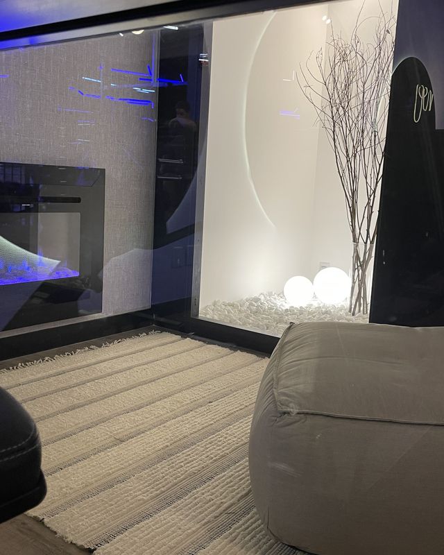 Sala de relaxamento com lareira e puff